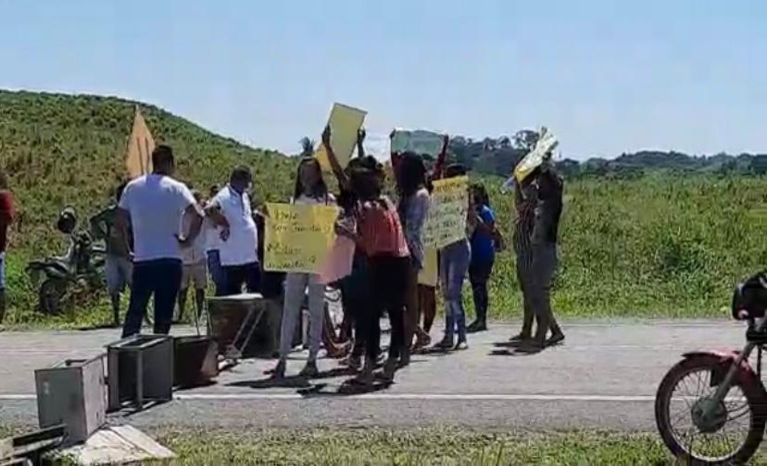 Familiares de detentos protestam em Tarauacá exigindo informações dos apenados